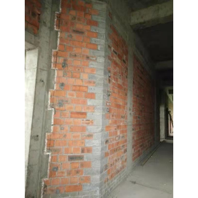 墻體不規(guī)則轉角處現(xiàn)場按實際尺寸制作預制塊