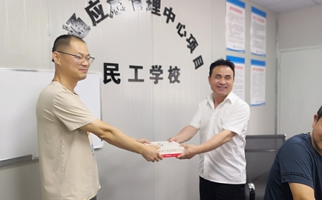 向新成立紅色工地黨支部贈(zèng)書(shū)